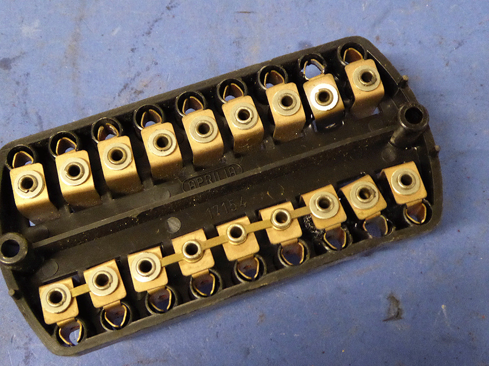 Fuse block fit to Moto Guzzi 850 GT, 850 GT California, and 850 California Police motorcycles.