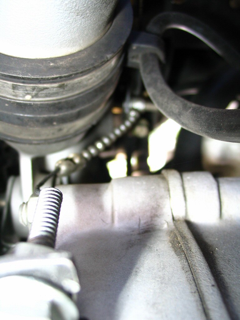 View of the cable. Installing a cruise control on a Moto Guzzi Quota 1100 ES.