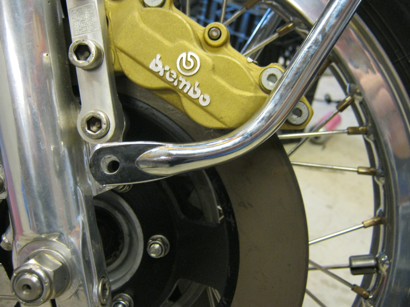 Disc brake configuration using 4 piston calipers. Applicable to Moto Guzzi V700, V7 Special, Ambassador, 850 GT, 850 GT California, Eldorado, and 850 California Police models.