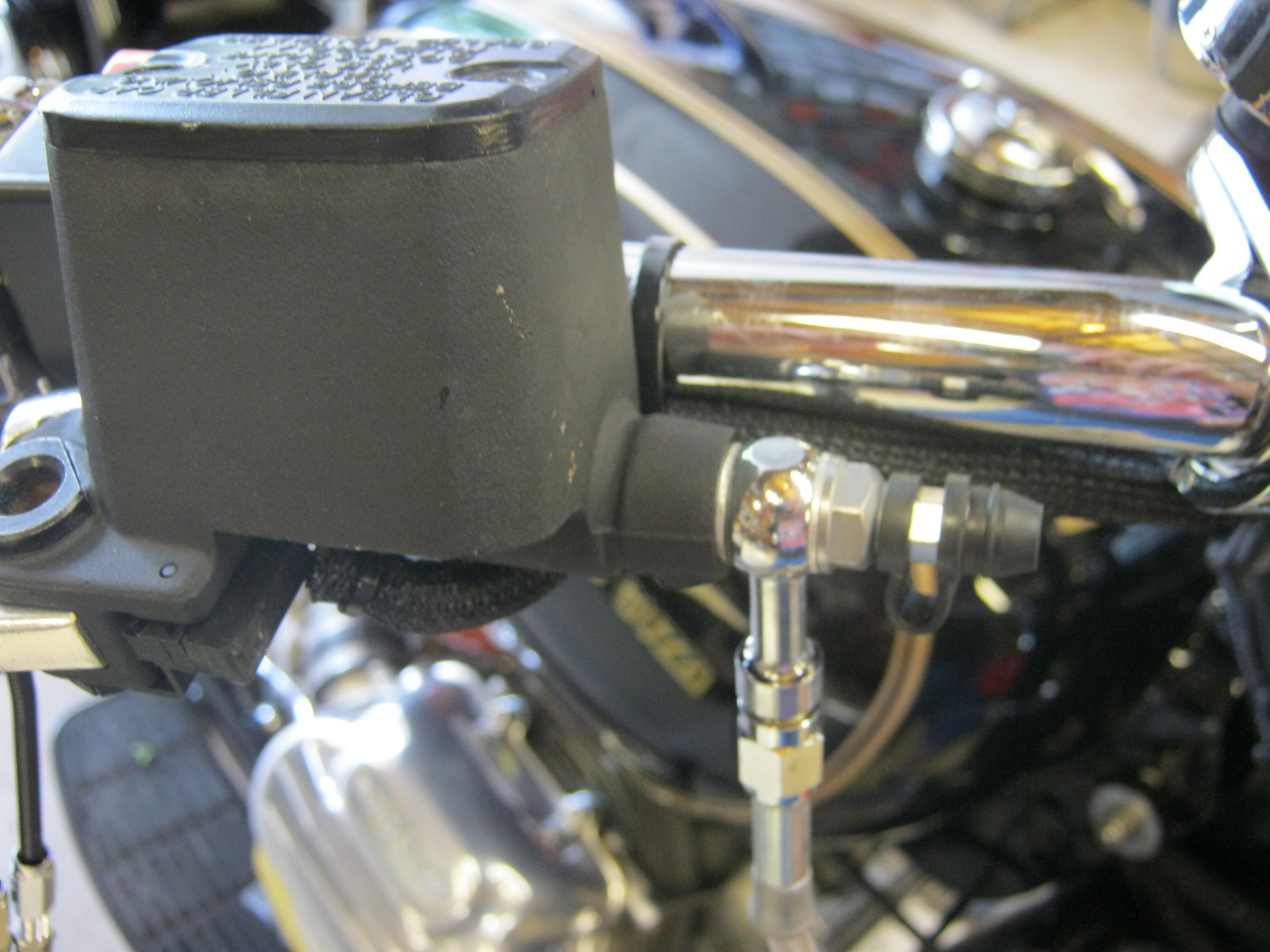 Disc brake configuration. Applicable to Moto Guzzi V700, V7 Special, Ambassador, 850 GT, 850 GT California, Eldorado, and 850 California Police models.