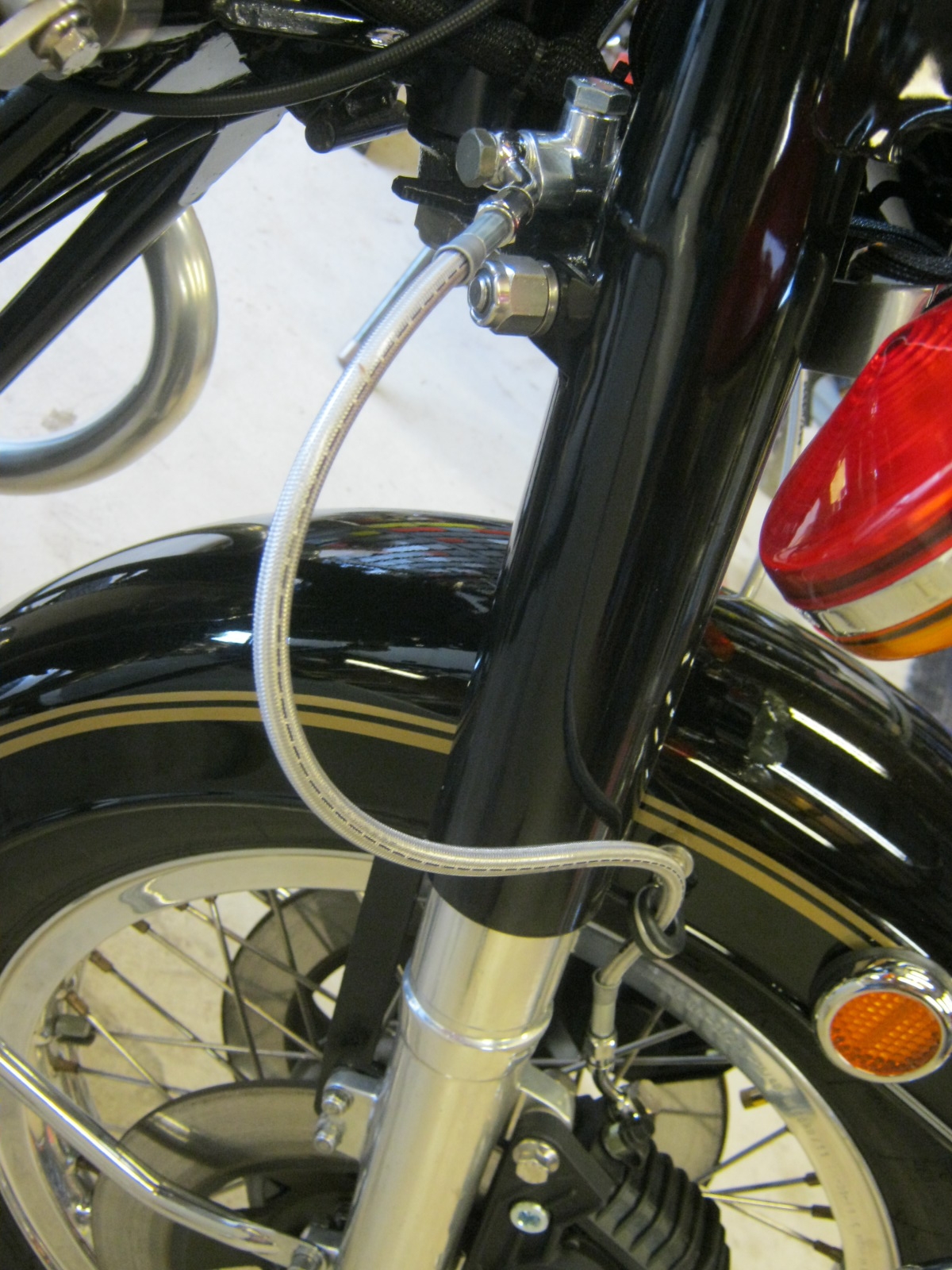 Disc brake configuration. Applicable to Moto Guzzi V700, V7 Special, Ambassador, 850 GT, 850 GT California, Eldorado, and 850 California Police models.