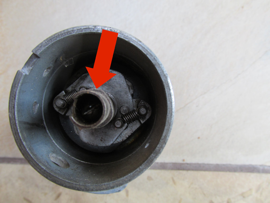 Narrow lobe of distributor on top, wide on the bottom. Arrow points to narrow lobe. Applicable to Moto Guzzi V700, V7 Special, Ambassador, 850 GT, 850 GT California, Eldorado, and 850 California Police models.