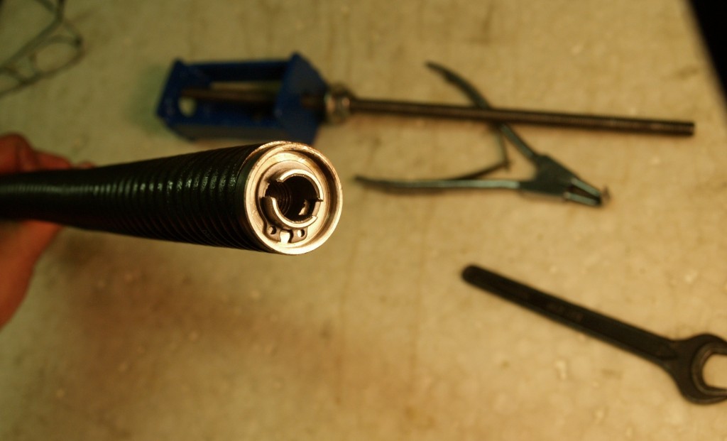 Tool for tensioning the disc brake spring.