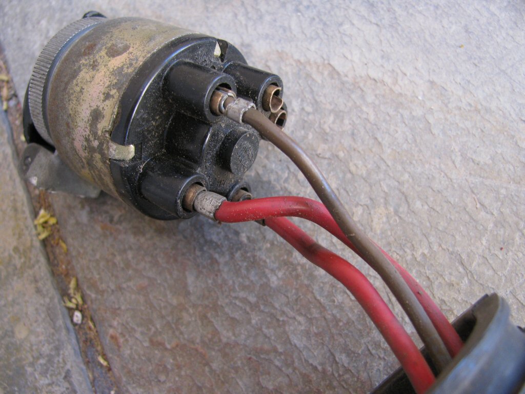 Sub-harness connecting the ignition switch to the fuse block and distribution panel. It also connects the 3 connection female spade connectors to the rear turn signals.